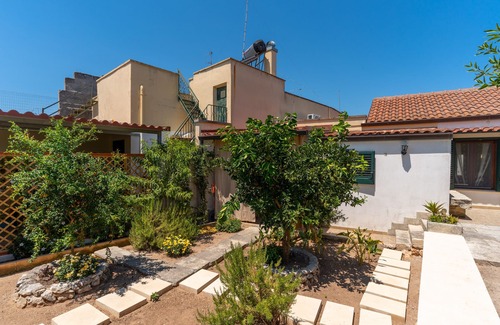 Cannole House | Pet-Friendly Holiday Home Domus Giorgia - Tredomus with Shared Garden