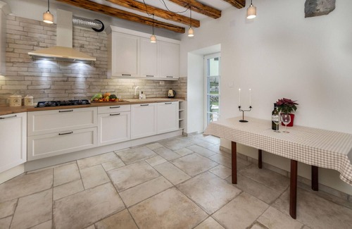 Zvonece House | Pet friendly home in Zvoneca with WiFi