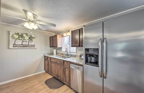 Jefferson Cottage | Pet-Friendly Jefferson Retreat < 1 Mi to Lake!