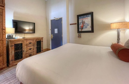 Crested Butte Hotel | PET FRIENDLY King Suite at Base of the Mountain!