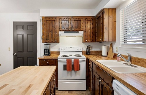 Veterans Park House | Pet Friendly- Large Backyard