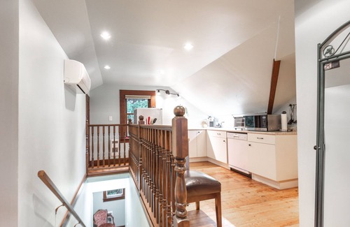 Shawnigan Lake Apartment | pet-friendly loft minutes to lake, in the heart of Shawnigan Lake