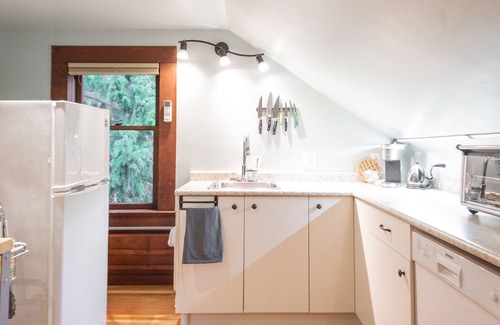 Shawnigan Lake Apartment | pet-friendly loft minutes to lake, in the heart of Shawnigan Lake