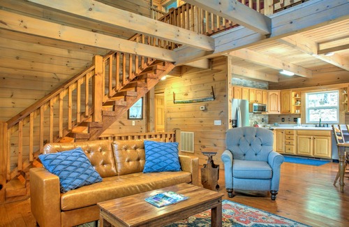 Maple Springs Cabin | Pet-Friendly Log Cabin with Hot Tub & Biltmore Pass | 35 Min to Asheville