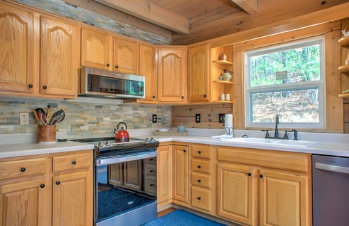 Maple Springs Cabin | Pet-Friendly Log Cabin with Hot Tub & Biltmore Pass | 35 Min to Asheville