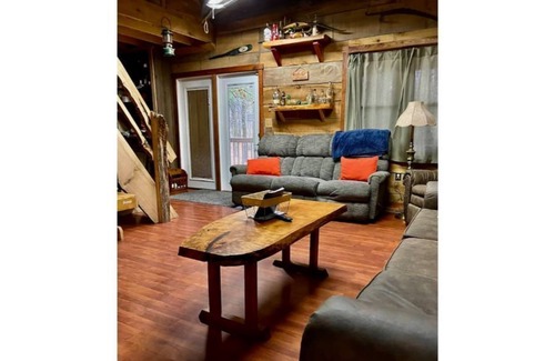 Westphalia Cabin | Pet Friendly Mallard Cabin Goose Pond Cabin Rental
