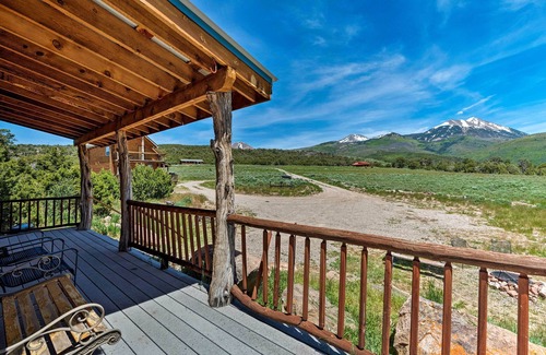 Spanish Valley Cabin | Pet-Friendly Moab Cabin w/Mtn Views & BBQ!
