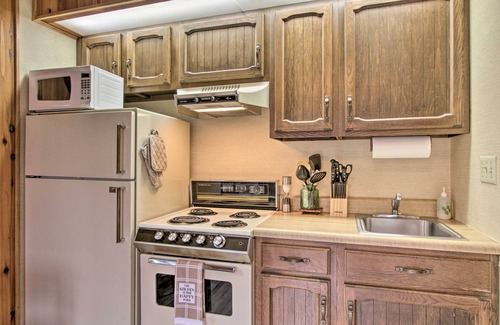 New Auburn Apartment | Pet-Friendly New Auburn Apt w/On-Site Lake!