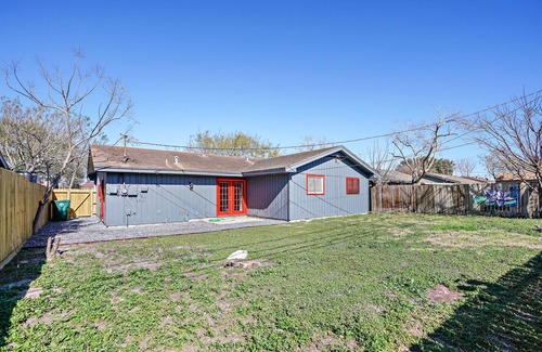 South Side House | Pet Friendly | Newly Remodeled 3BR/1.5BA house | @Downtown & 9 mins to beach