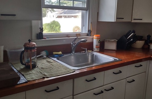Clinton House | Pet Friendly One Bedroom House Clinton CT Minutes to Water Train and Downtown