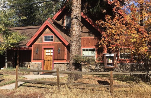 McCall House | Pet Friendly, open floor plan, 2 spacious bedrooms, 10 minute walk to lake