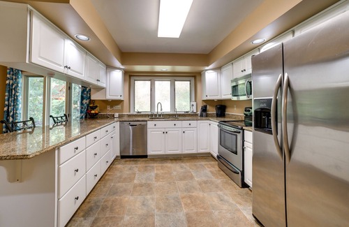 Wildwood Apartment | Pet-Friendly Pennsylvania Abode - Deck & Fireplace