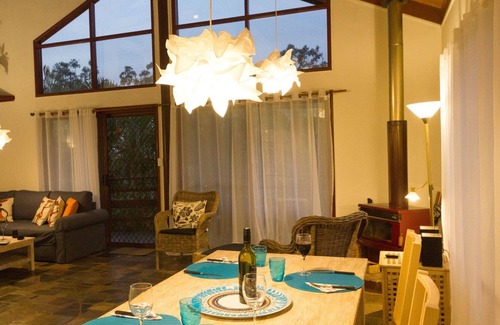 Mudgeeraba House | Pet Friendly Quiet Getaway - central location to many Gold Coast attributes