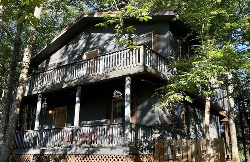 Townsend House | Pet Friendly, Quiet Neighborhood, Golf Course Views, Double Decks