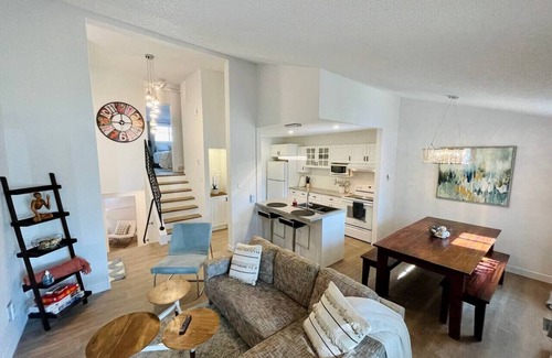 Lethbridge House | Pet-friendly Renovated Home Near University!