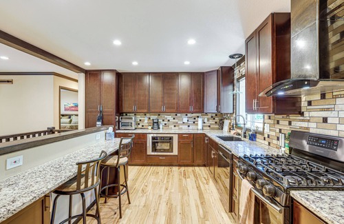Aurora House | Pet-Friendly Retreat w/Fenced Yard in Aurora