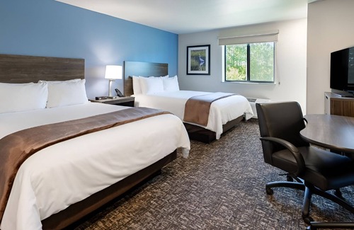 Ashwaubenon Hotel | Pet-Friendly Room w/Kitchen – for Longer Stays Near National Railroad Museum