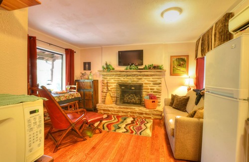 Almond House | Pet Friendly! Rustic Ridge Retreat