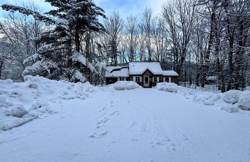 Bartlett Cottage | Pet-friendly rustic ski cottage! nNH Wooded Oasis, one mile to large Ski Resort!