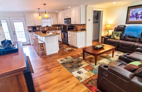 West Jefferson Cabin | Pet-Friendly Sept Retreat - Bring the Whole Family to Cabin Fever!