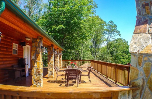 West Jefferson Cabin | Pet-Friendly Sept Retreat - Bring the Whole Family to Cabin Fever!