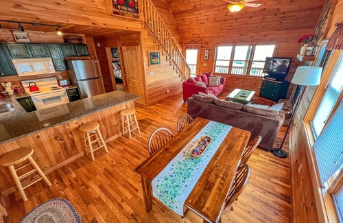 West Jefferson Cabin | Pet-Friendly Sept Retreat - Bring the Whole Family to Absolute High!