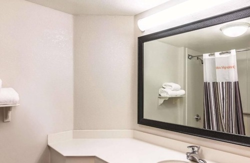 Airport North Hotel | Pet-Friendly Stay – Comfortable Room Near the Airport | Pool | Free Shuttle