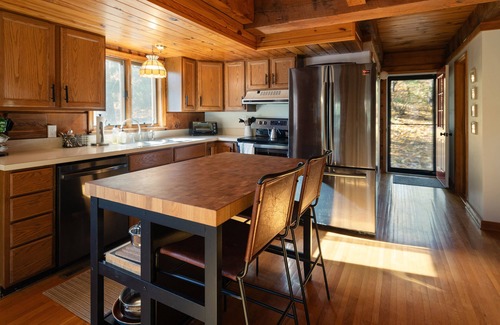 Haywood Cabin | PET-FRIENDLY Stay Near Old Rag + White Oak Canyon - Cozy Log Cabin