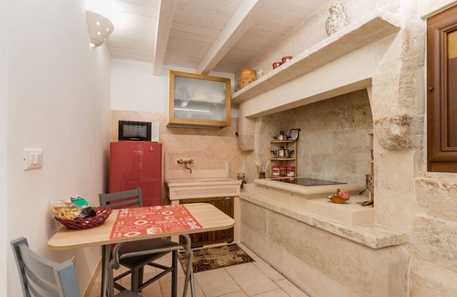 Cannole Apartment | Pet-Friendly Studio Apartment Domus Cristina - Tredomus with Shared Garden