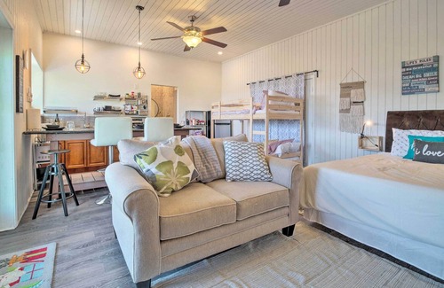 Onalaska Apartment | Pet-Friendly Studio w/ Kayak, Deck & Dock on Lake!