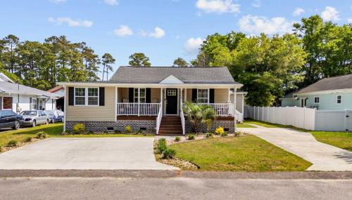 Garden City Villa | Pet Friendly Stunning & Modern 3-2 in Garden City