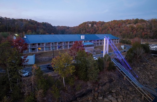Jamestown House | Pet friendly suite that overlooks Lake Cumberland's Safe Harbor Jamestown #107