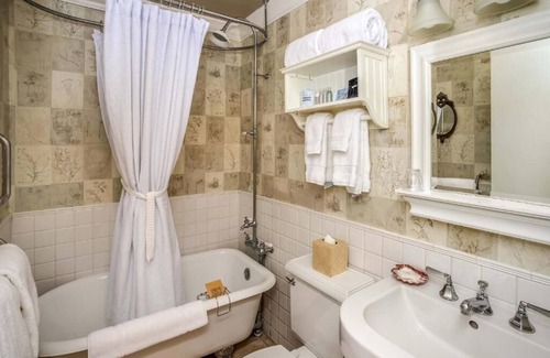 Downtown Cannon Beach Hotel | Pet-Friendly Suite Near Cannon Beach – Quick Access!