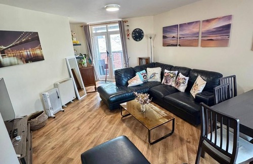 Preston Apartment | Pet friendly trendy 2 bedroom apartment with balcony in Preston