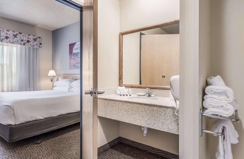 Palm Valley Hotel | Pet-Friendly Unit with Free Wifi, Free Parking, Pool, and Breakfast!
