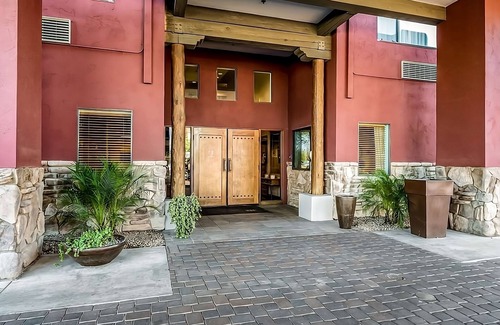 Palm Valley Hotel | Pet-Friendly Unit with Free Wifi, Free Parking, Pool, and Breakfast!