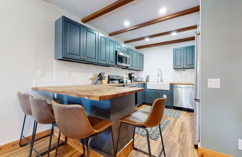 Mammoth Lakes Condo | Pet-Friendly, Updated Décor. Washer/Dryer, Balcony, Short Walk to The Village