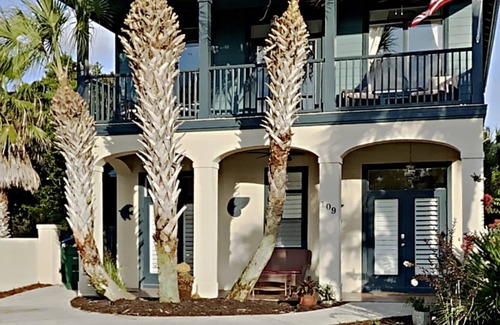 Summer Breeze House | PET FRIENDLY! PRIVATE HOT TUB! Up to 13 Guests! Minutes to Pier Park and 30A!
