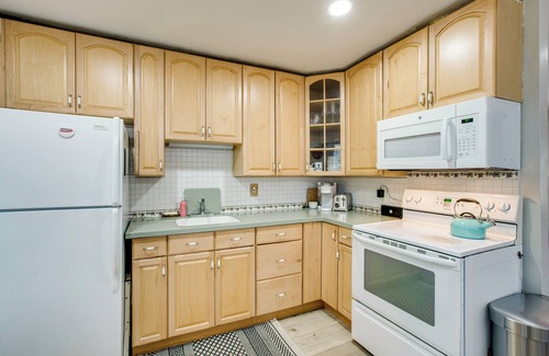 Tahoe Island House | Pet-Friendly Home 4 Mi to Pope Beach!