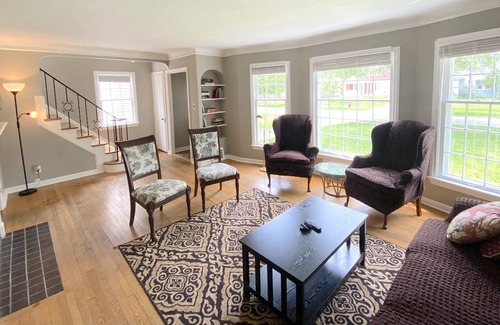 University Heights House | Pet Friendly 3 Bed Colonial in Family Area & Super Close to Beachwood, Ohio