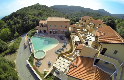 Cavo Apartment | Pet-friendly Vacation Apartment La Pergola al Cavo 107 with Mountain View, Pool & Terrace