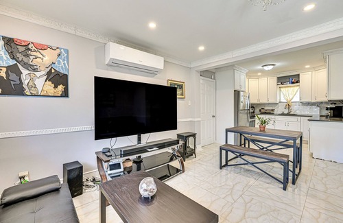 South Valley Stream House | Pet-Friendly Valley Stream Duplex - 1 Mi to Mall!