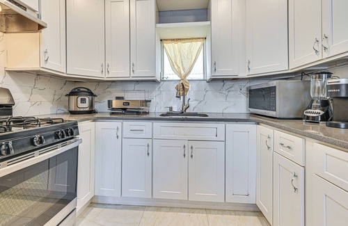 South Valley Stream House | Pet-Friendly Valley Stream Duplex - 1 Mi to Mall!