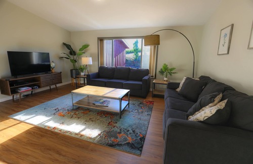 Newberg House | Pet Friendly Vineyard Home with Mountain Views