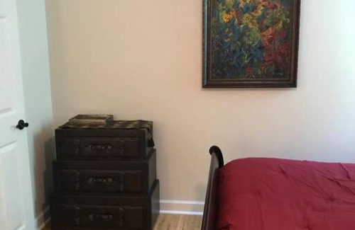 North Raleigh House | Pet Friendly & Walking Distance to Falls Lake