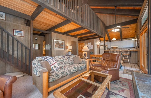 Tahoma Cabin | Pet Friendly! Walking distance to Lake Tahoe! Ski Homewood!
