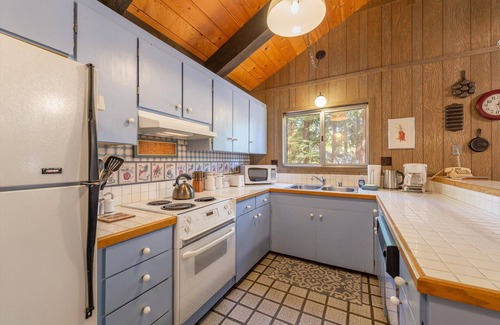 Tahoma Cabin | Pet Friendly! Walking distance to Lake Tahoe! Ski Homewood!