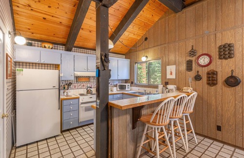 Tahoma Cabin | Pet Friendly! Walking distance to Lake Tahoe! Ski Homewood!