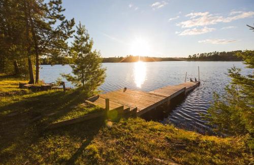 Tudor and Cashel House | Pet Friendly Waterfront BBQ Firepit Half hr from GTA