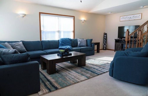 Windsor Heights House | Pet-Friendly Windsor Heights Stay – Ideal for Reunions, Road Trips & Remote Work